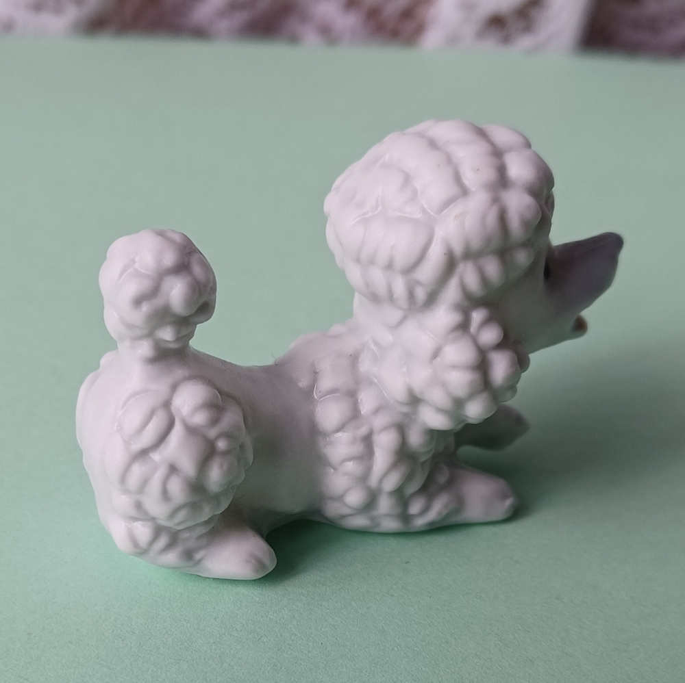 VINTAGE SMALL BONE CHINA POODLE FIGURINE UNBRANDED (FADED SILVER FOIL STICKER) - Picture 3 of 13